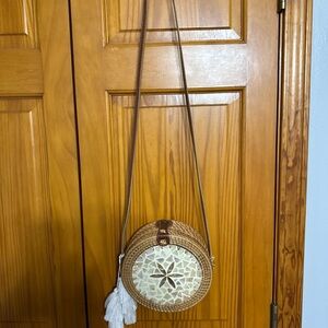 Elegant Woven Crossbody Bag with Tassel